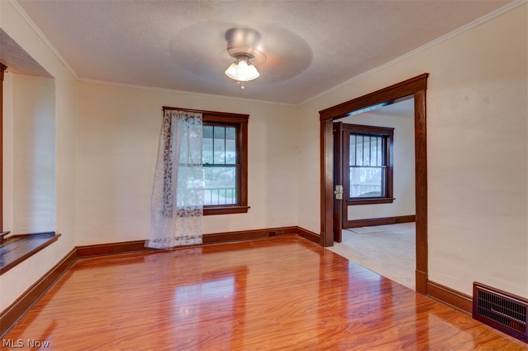 5096 Edenhurst Road Cleveland, OH 44124 - Photo 9 of 27 Dining room with new flooring!