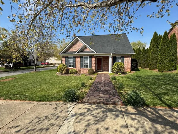 $318,900 | 5804 Brakenwood Drive, Pfafftown, NC 27040
