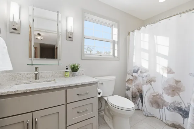 $899,900 | 1815 Bark River Drive, Delafield, WI 53029