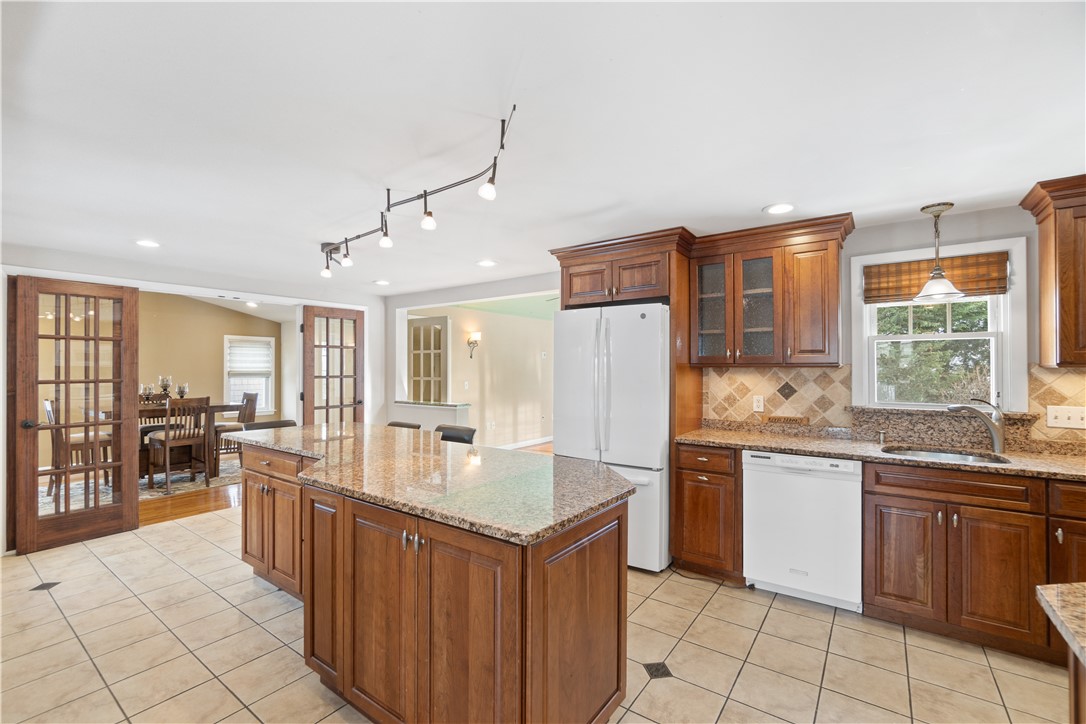 76 Leslie Road Warwick, RI 02888 - Photo 7 of 43