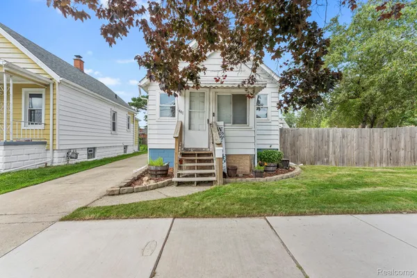$170,000 | 448 Bondie Street, Wyandotte, MI 48192