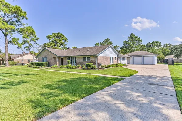 $560,000 | 803 Greenbriar Drive, Friendswood, TX 77546