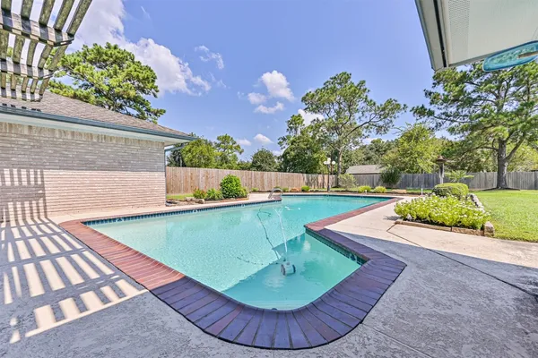 $560,000 | 803 Greenbriar Drive, Friendswood, TX 77546