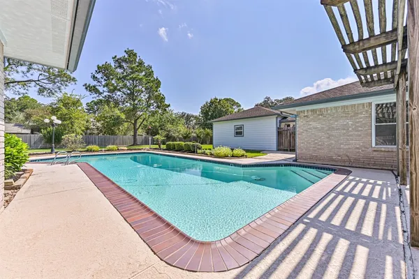 $560,000 | 803 Greenbriar Drive, Friendswood, TX 77546
