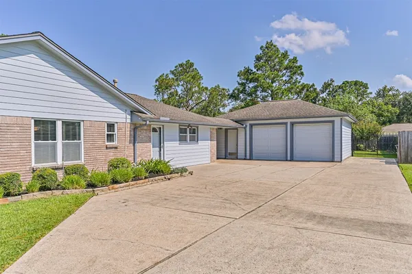 $560,000 | 803 Greenbriar Drive, Friendswood, TX 77546