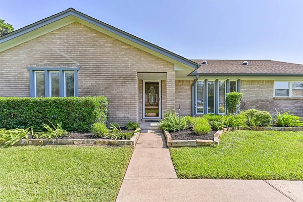 $560,000 | 803 Greenbriar Drive, Friendswood, TX 77546