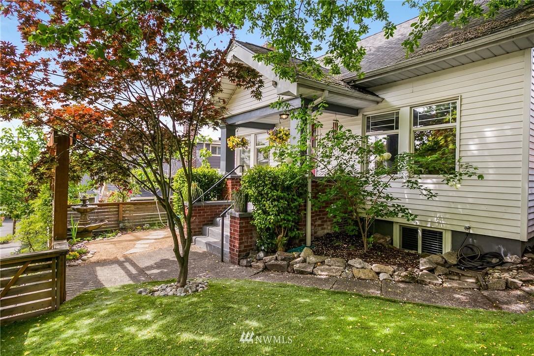 910 West Howe Street Seattle, WA 98119 - Photo 3 of 29 Gallery Image 3