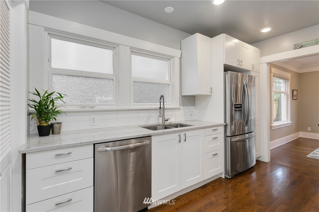 910 West Howe Street Seattle, WA 98119 - Photo 7 of 29 Gallery Image 7