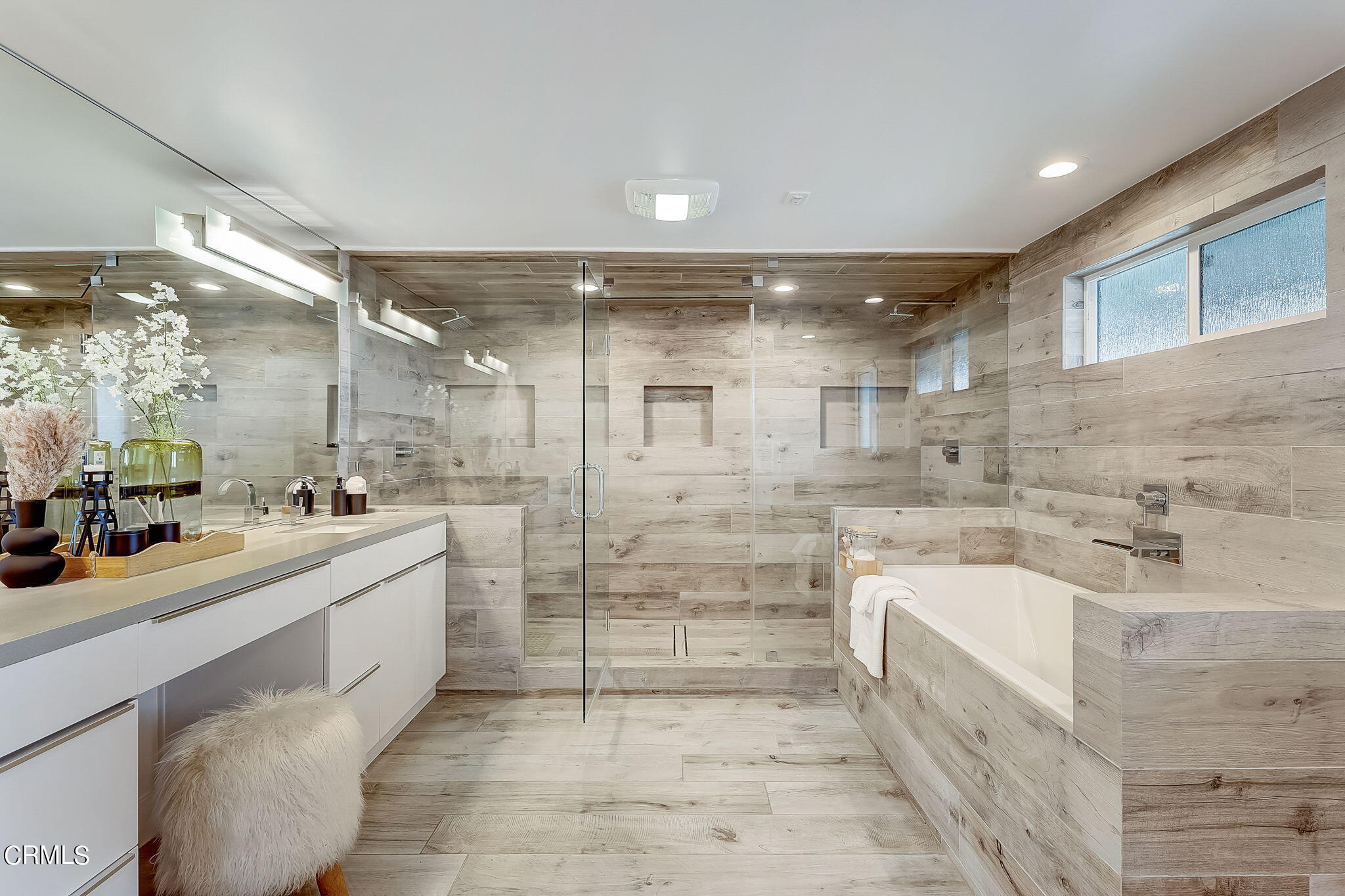 3785 Ranch Top Road Pasadena, CA 91107 - Photo 21 of 39 a large bathroom with a sink mirror and a bath tub