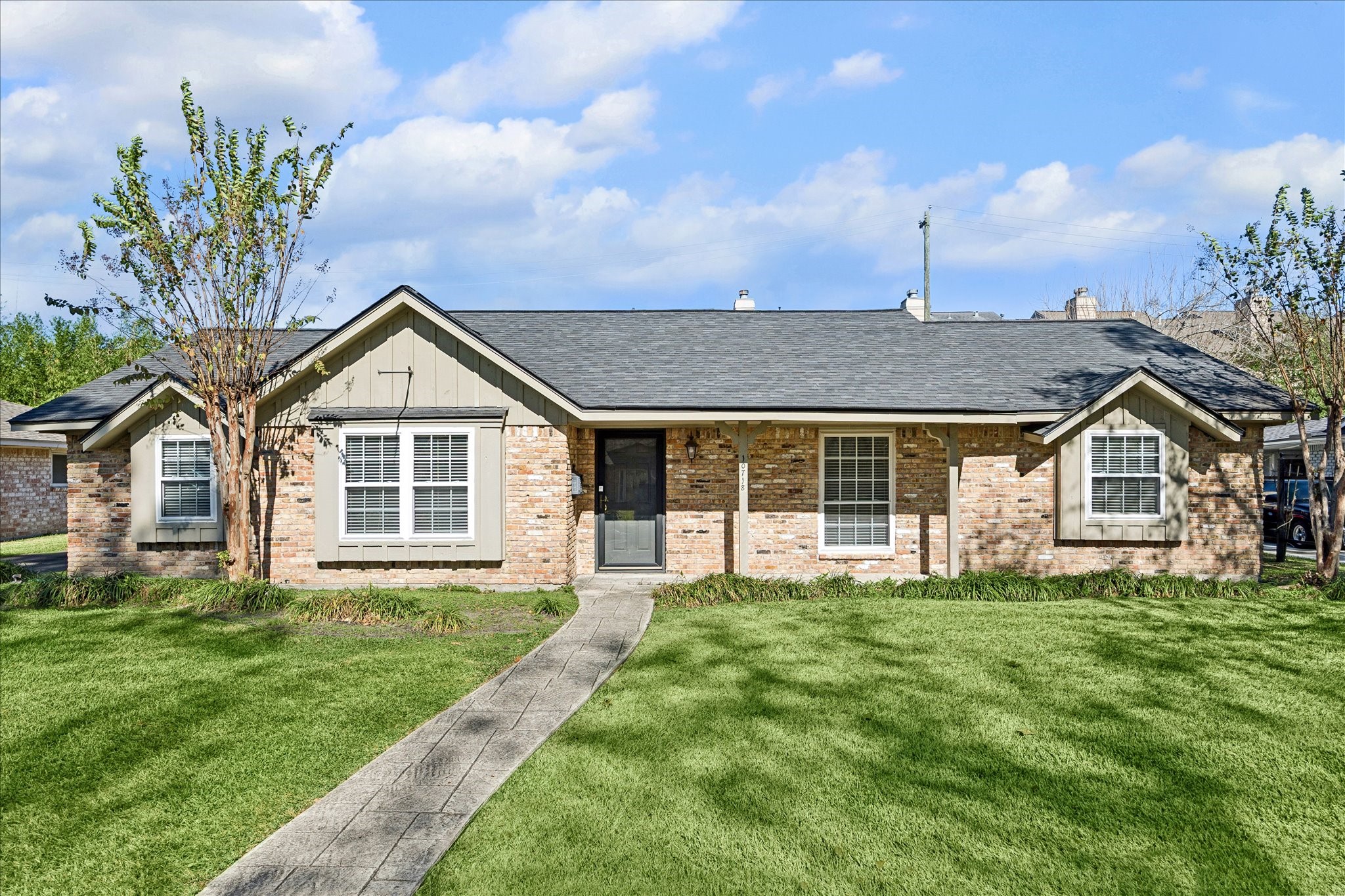 10718 Inwood Drive welcomes you to the beautiful Walnut Bend community.