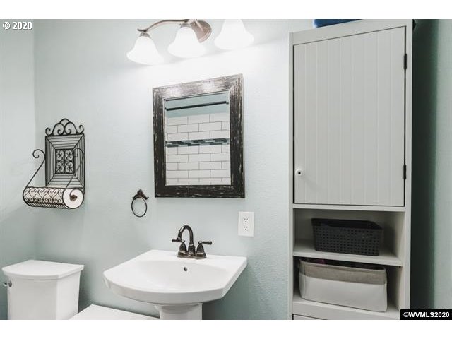 2040 Stoltz Hill Road Lebanon, OR 97355 - Photo 14 of 32 Gallery Image 14