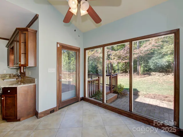 a view of an entryway with a livingroom