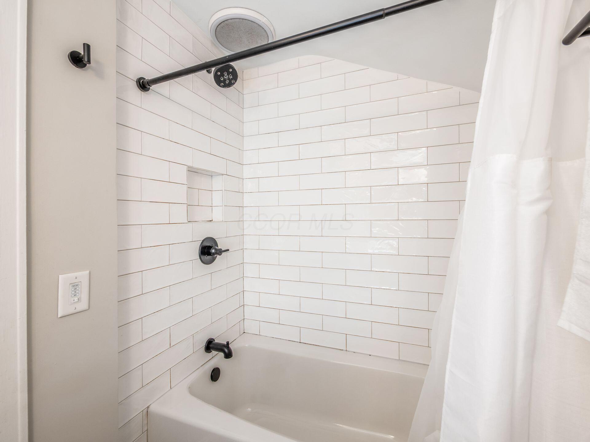 848 Timberman Road Columbus, OH 43212 - Photo 18 of 55 Full Bathroom