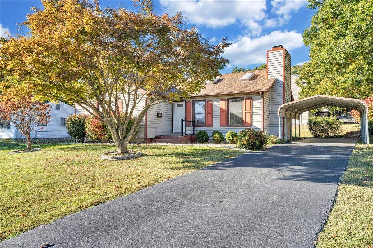 1900 Kiska Road Salem, VA 24153 - Photo 41 of 43 a front view of house with yard