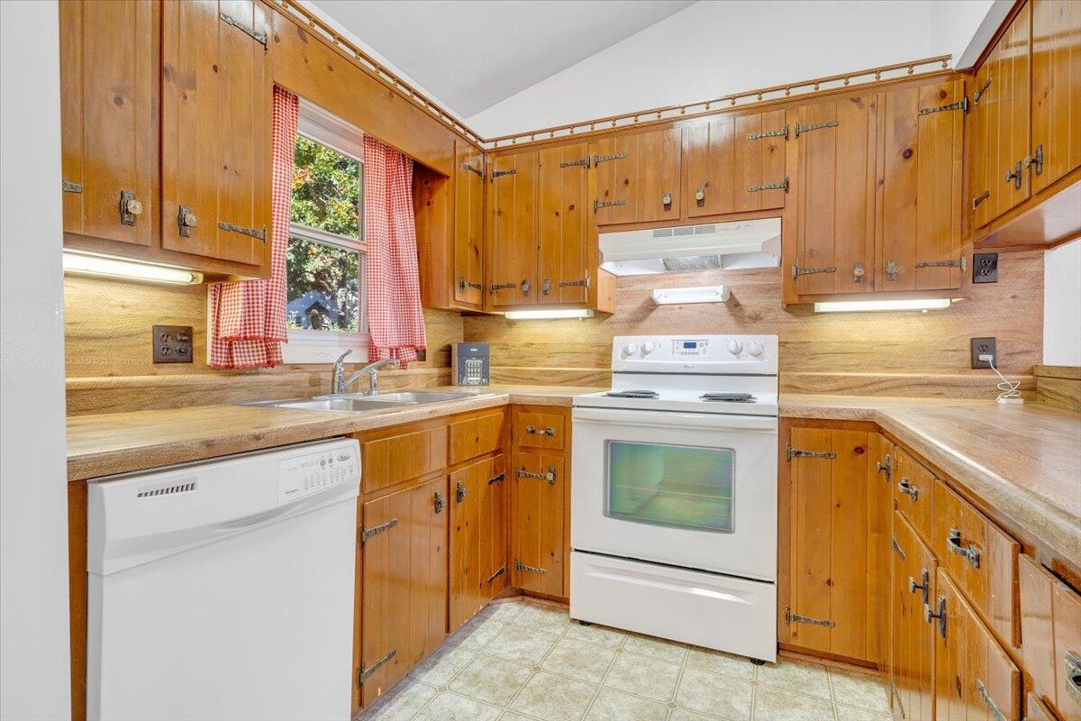 1900 Kiska Road Salem, VA 24153 - Photo 8 of 43 a kitchen with stainless steel appliances granite countertop a sink a stove and a refrigerator