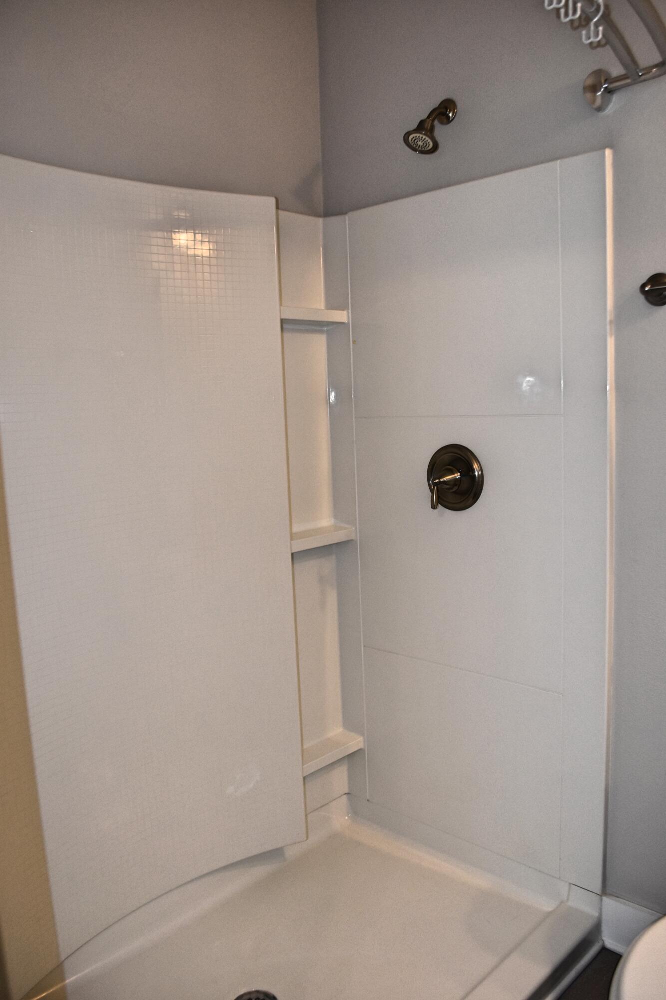 242 North Sand Palm Road Freeport, FL 32439 - Photo 18 of 34 a bathroom with a shower
