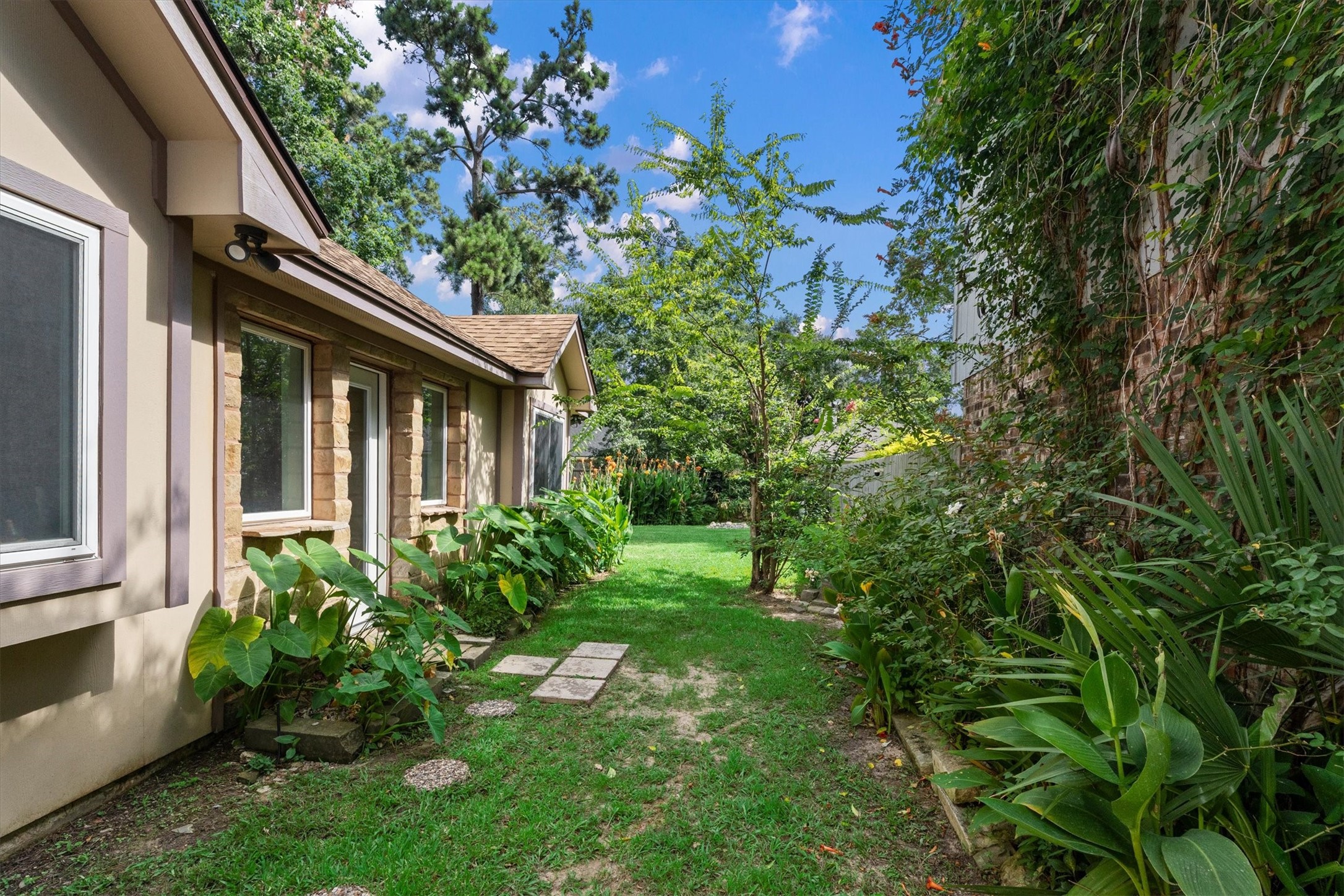 5010 Deer Point Drive Spring, TX 77389 - Photo 25 of 32 side yard