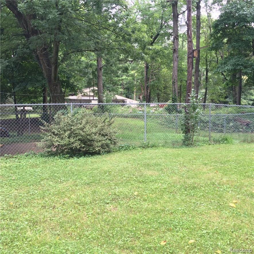 2575 West Drahner Road Oxford, MI 48371 - Photo 9 of 26 5 Dog Run.jpg