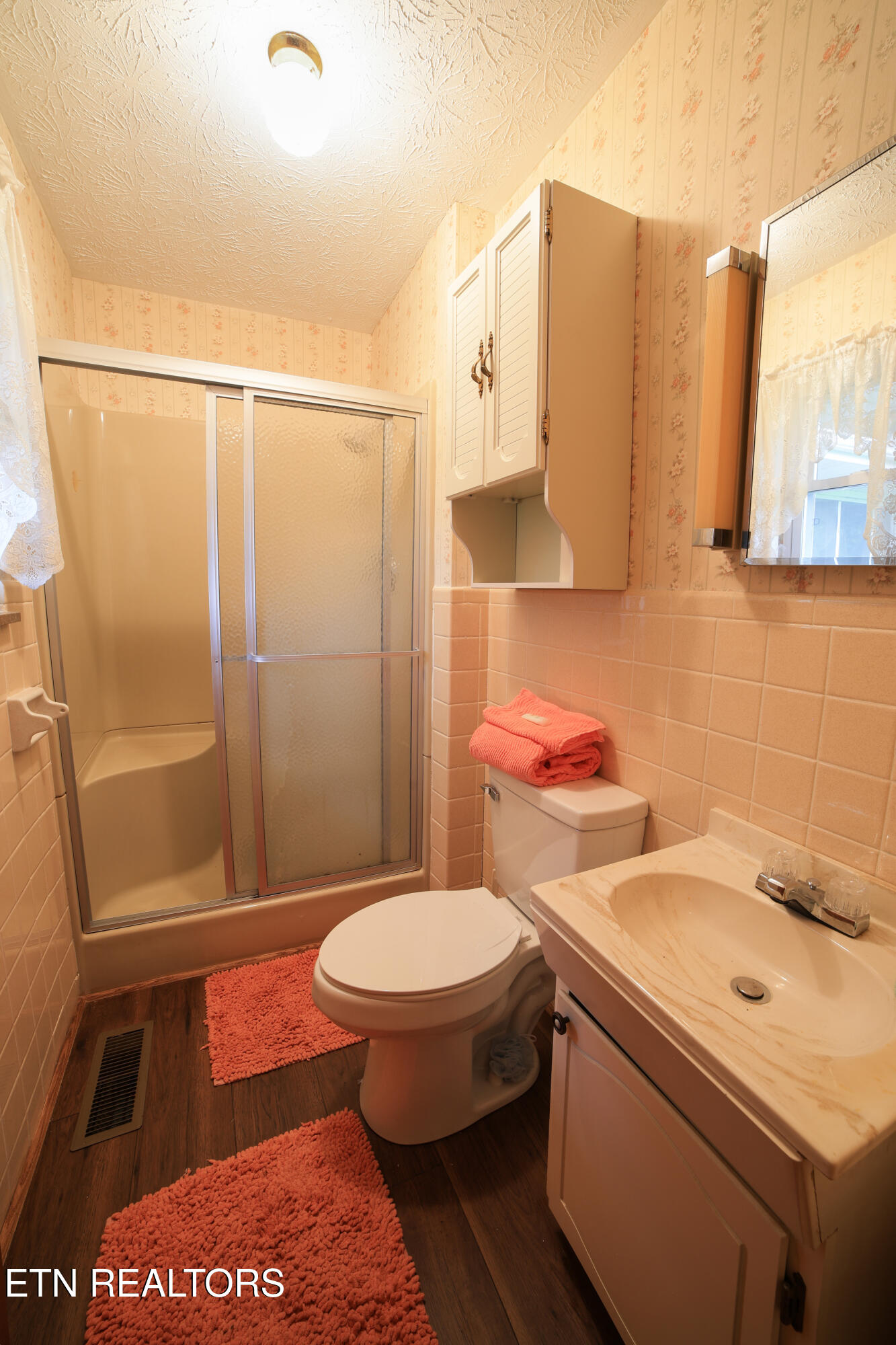 160 Rector Drive Harrogate, TN 37752 - Photo 9 of 15 160 Rector Dr-Primary bath