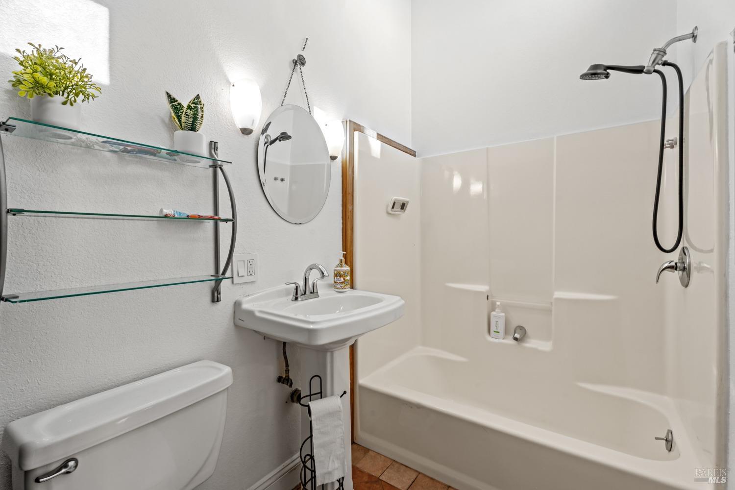 2901-2903 Rd I, Unit AC Redwood Valley, CA 95470 - Photo 26 of 33 Main bathroom