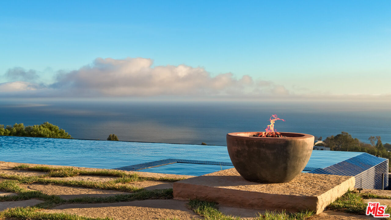 6093 Murphy Way Malibu, CA 90265 - Photo 25 of 52 a living room with furniture
