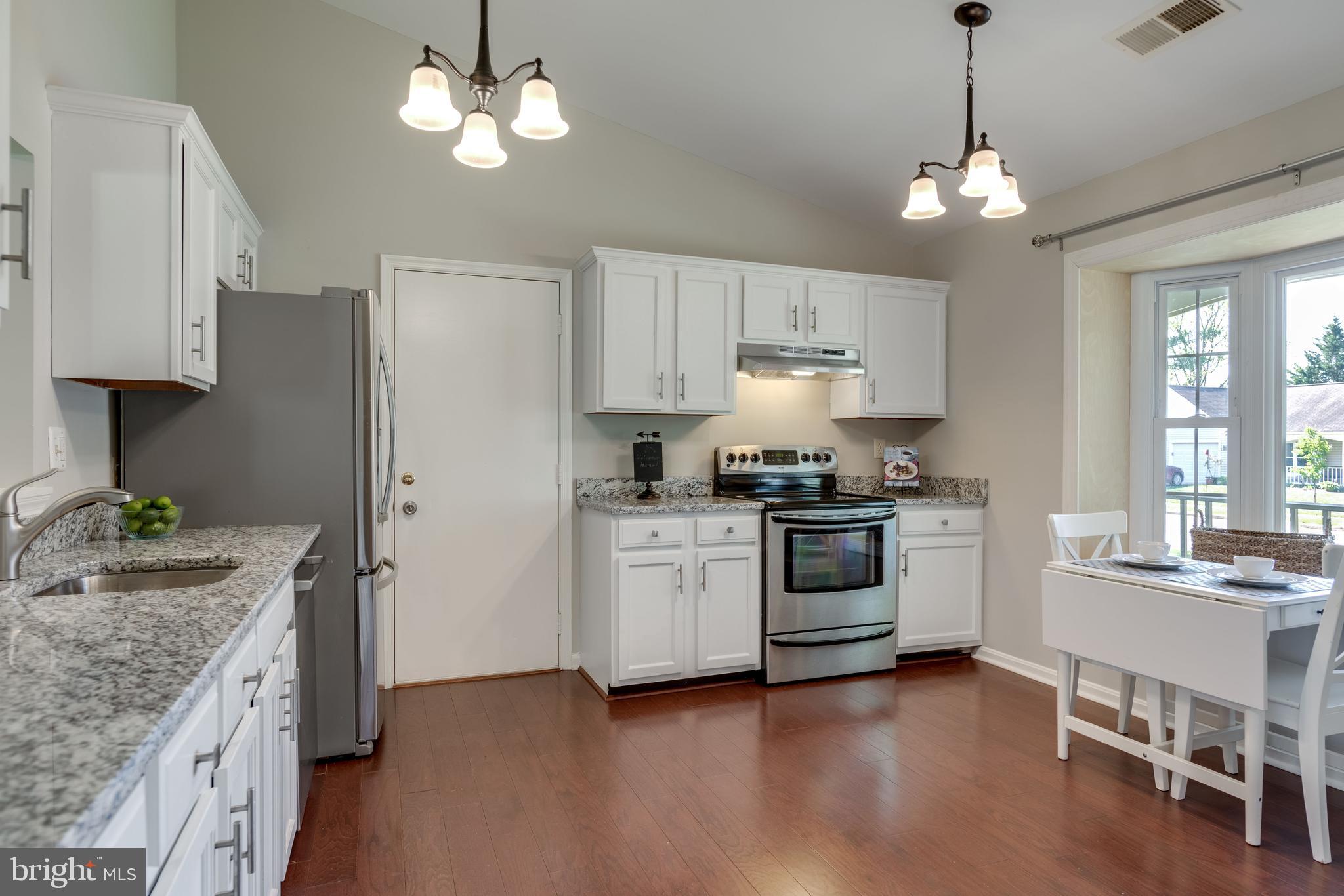 333 Silver Ridge Drive Sterling, VA 20164 - Photo 13 of 51 Updated Kitchen w/ SS Appl,New Granite, Bay Window