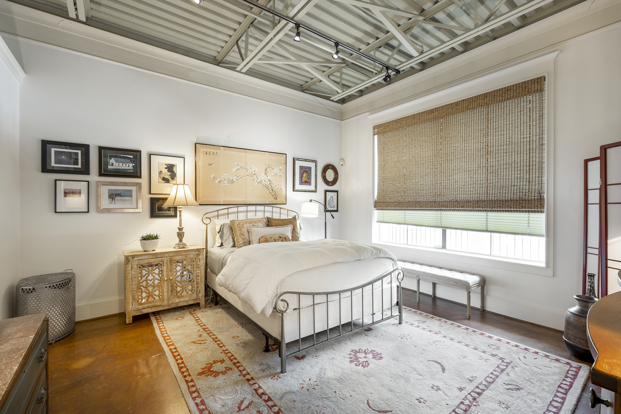 1722 Washington Avenue, Unit D Houston, TX 77007 - Photo 17 of 28 Relax and unwind in your primary bedroom!