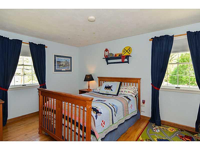 9710 Grosick Road Pittsburgh, PA 15237 - Photo 14 of 20 Bedroom.