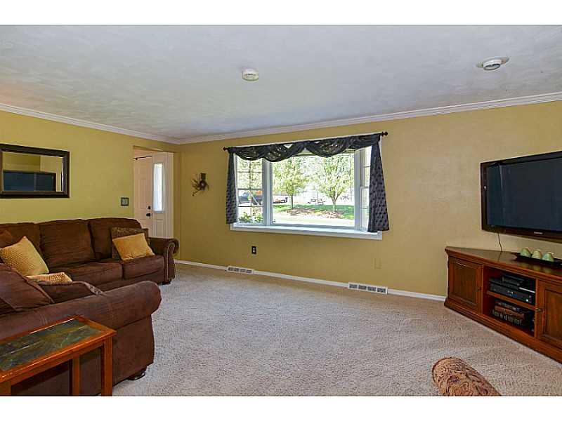 9710 Grosick Road Pittsburgh, PA 15237 - Photo 3 of 20 Living Room.