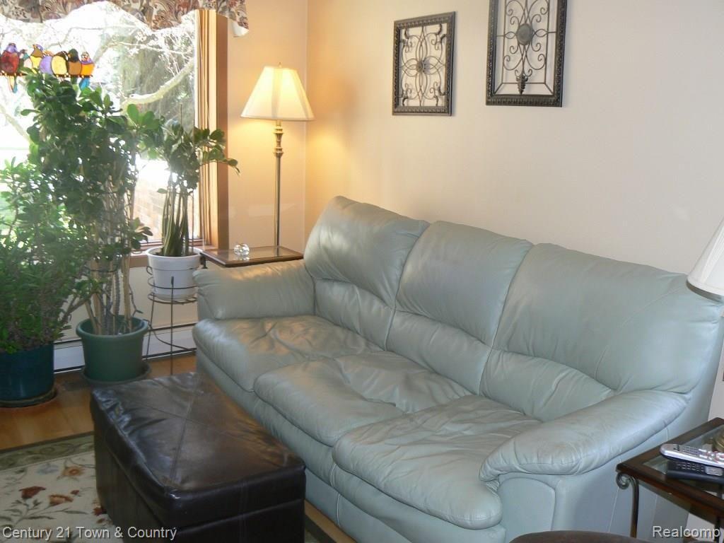 2297 London Bridge Drive, Unit 28 Rochester, MI 48307 - Photo 12 of 29 Family Room.jpg