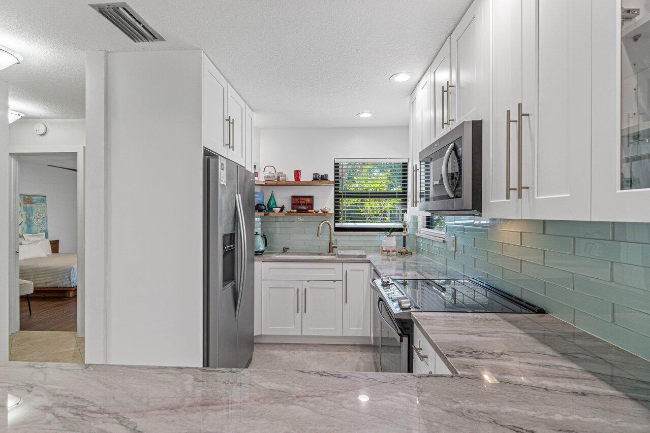 5539 Eton Court Boca Raton, FL 33486 - Photo 8 of 41 QUARTZ COUNTERTOPS/GLASS BACKSPLASH