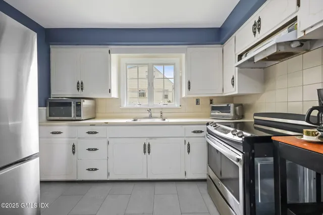 $1,165,000 | 8 Reynolds Place, Greenwich, CT 06831