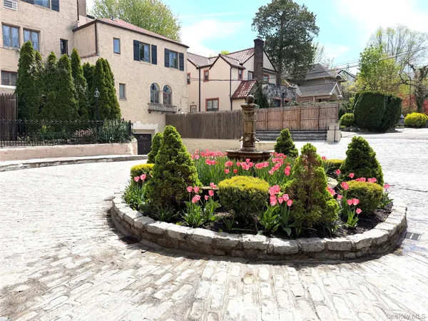 $558,000 | 215 Middle Neck Road, Unit 153B, Great Neck, NY 11021