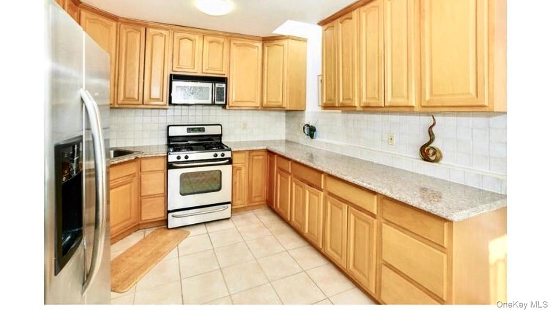 215 Middle Neck Road, Unit 153B Great Neck, NY 11021 - Photo 5 of 10