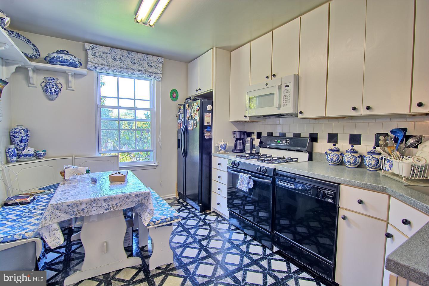 55 Jones Valley Circle Baltimore, MD 21209 - Photo 6 of 22 Kitchen with gas cooking.