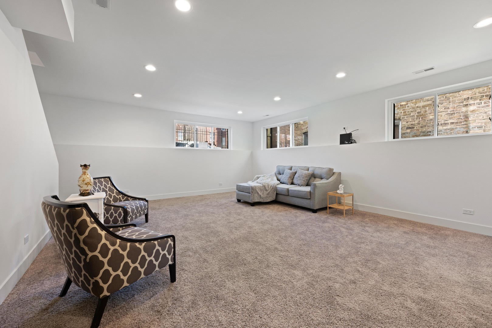 1522 North Leamington Avenue Chicago, IL 60651 - Photo 31 of 37 a living room with furniture