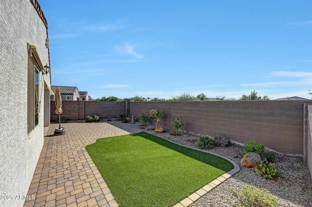 a view of a backyard