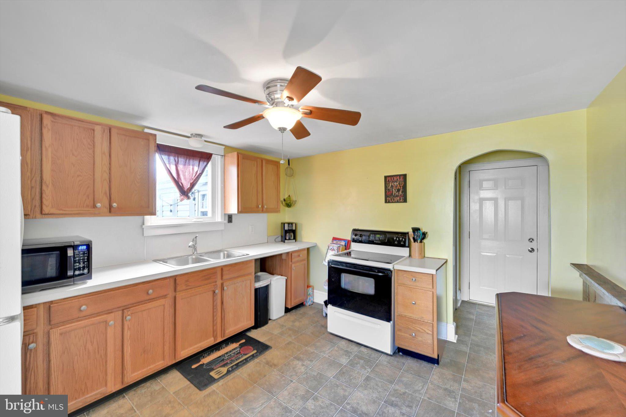 125 Rodney Lane Lititz, PA 17543 - Photo 9 of 23 Kitchen