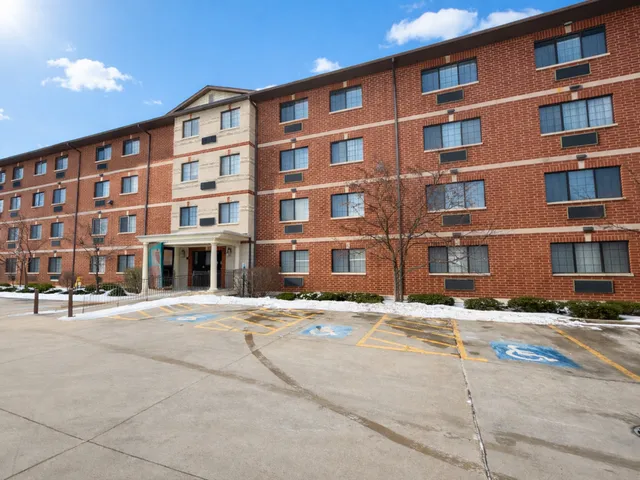 $119,000 | 3370 West Brooke Avenue, Unit 410, Waukegan, IL 60087