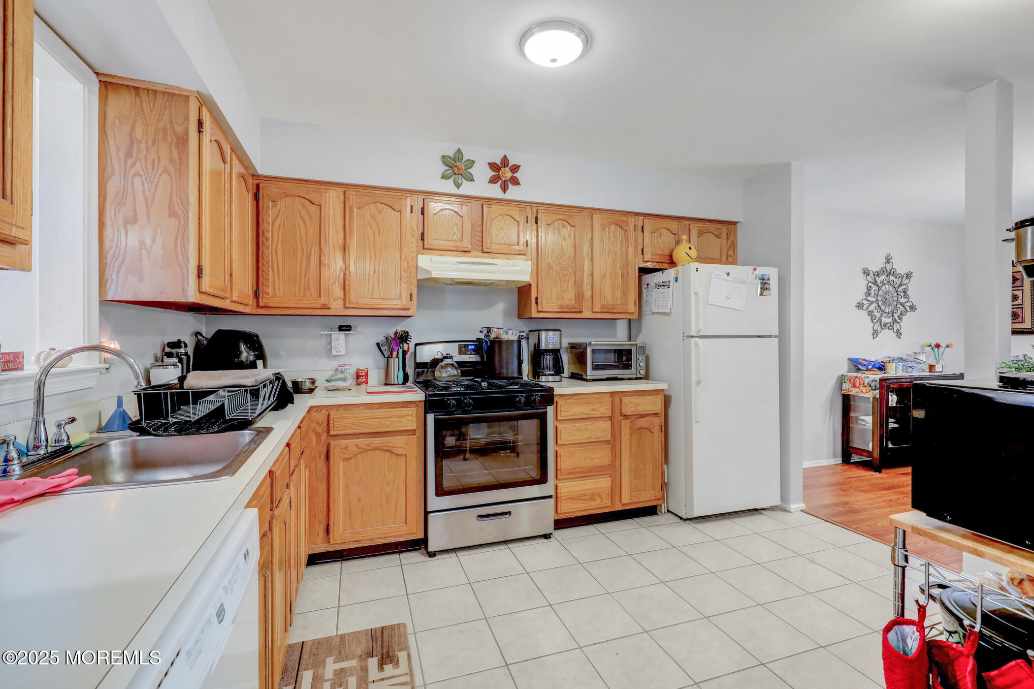 434 Hampton Court, Unit 125 Manalapan, NJ 07726 - Photo 10 of 13 a kitchen with a refrigerator and a stove top oven