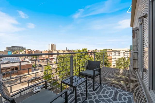 $899,999 | 2411 West Walton Street, Unit 2B, Chicago, IL 60622