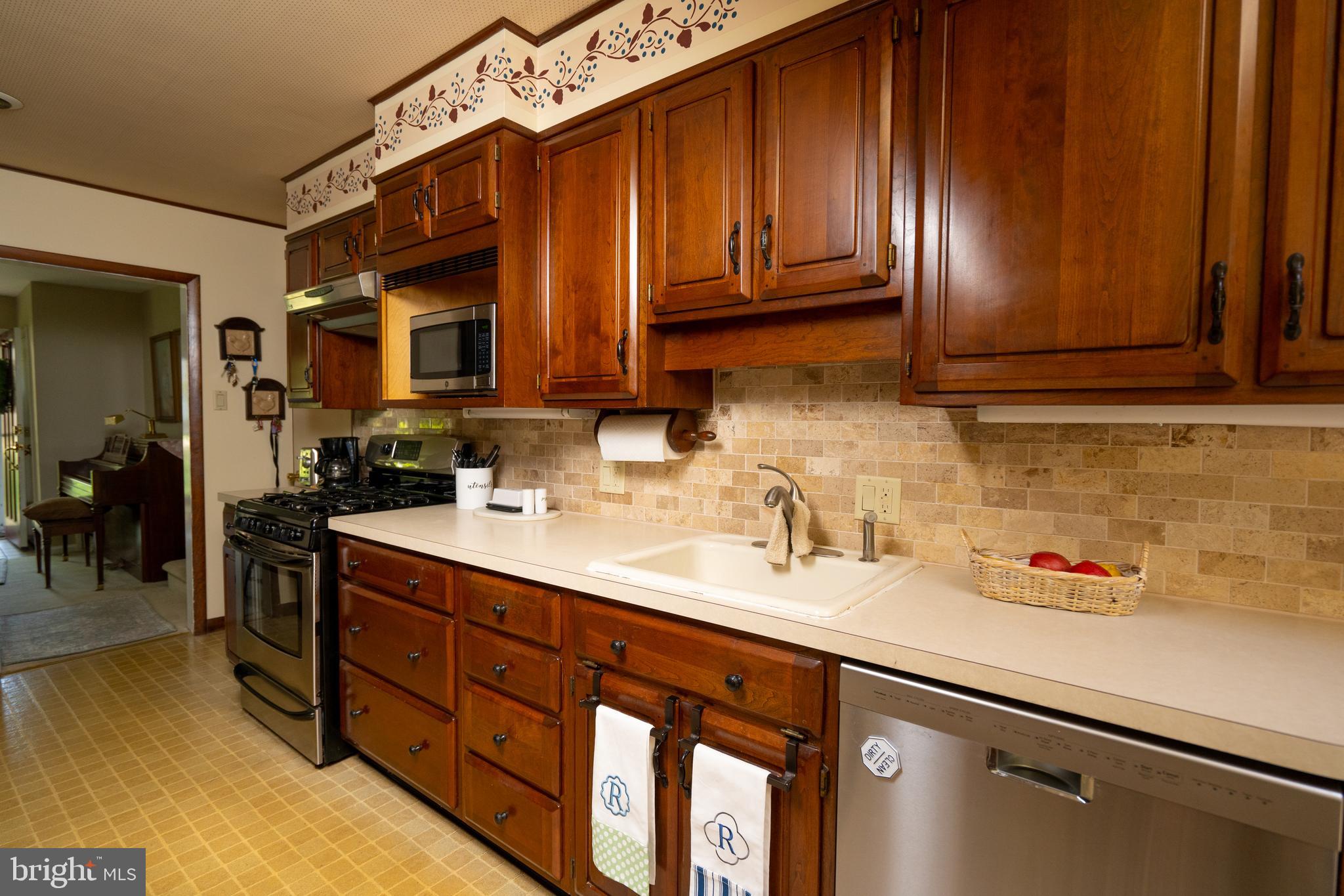 660 Crestwood Road Wayne, PA 19087 - Photo 10 of 38