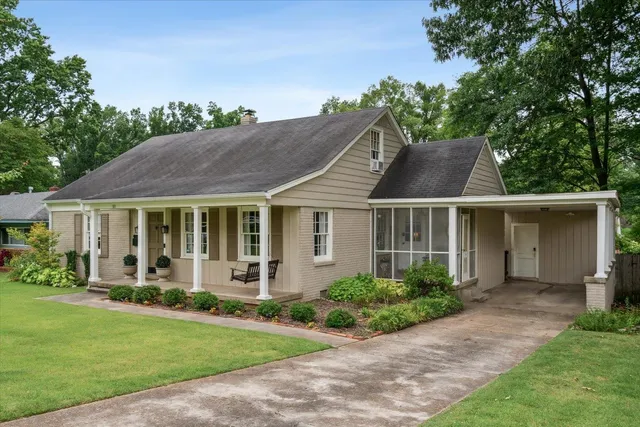 a view of a yard in front of house