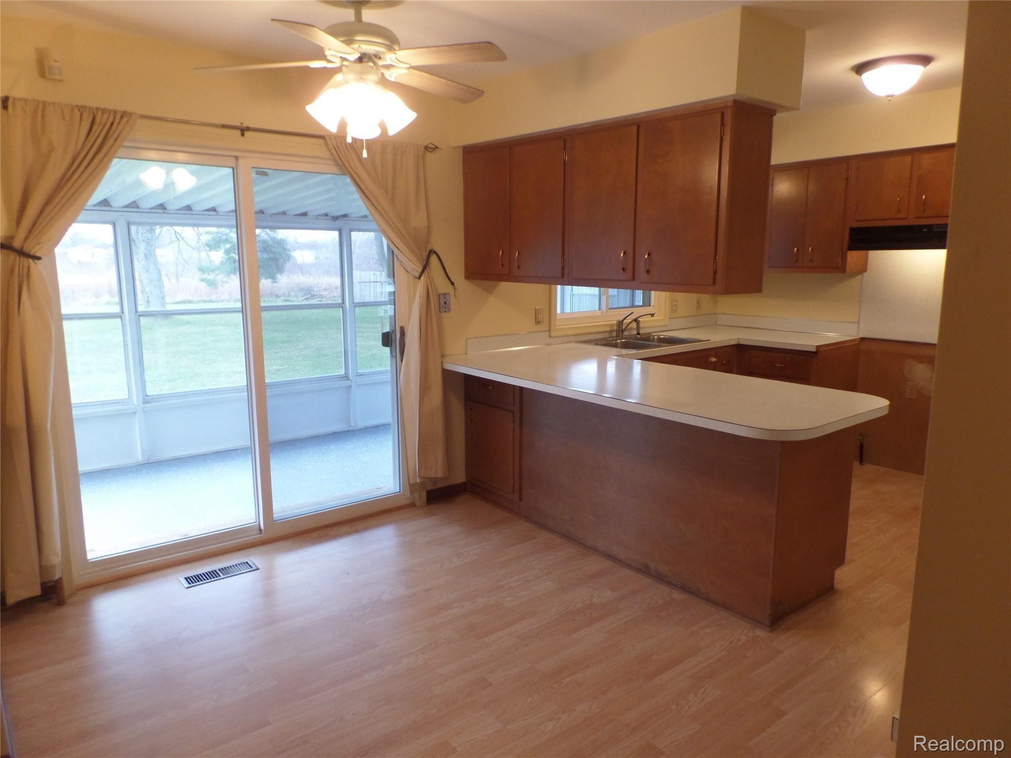 5436 Torrey Road Flint, MI 48507 - Photo 11 of 29 SAM_1045.JPG