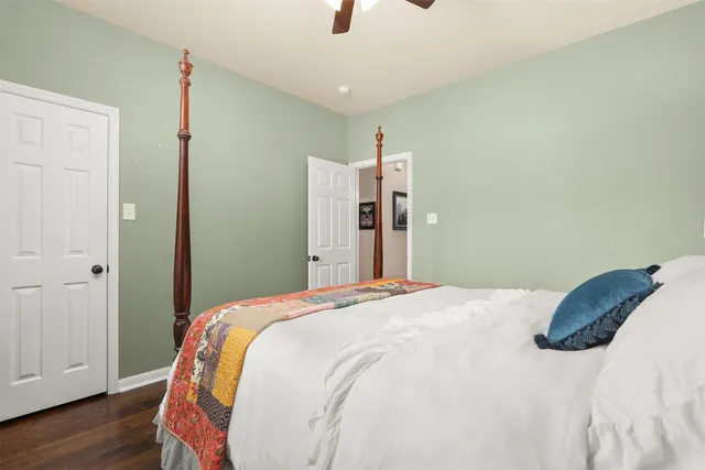 $585,000 | 43 East Hobbit Glen Drive, The Woodlands, TX 77384