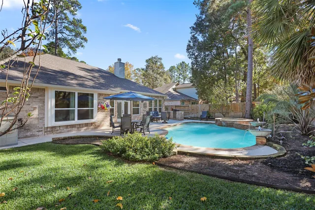 $585,000 | 43 East Hobbit Glen Drive, The Woodlands, TX 77384