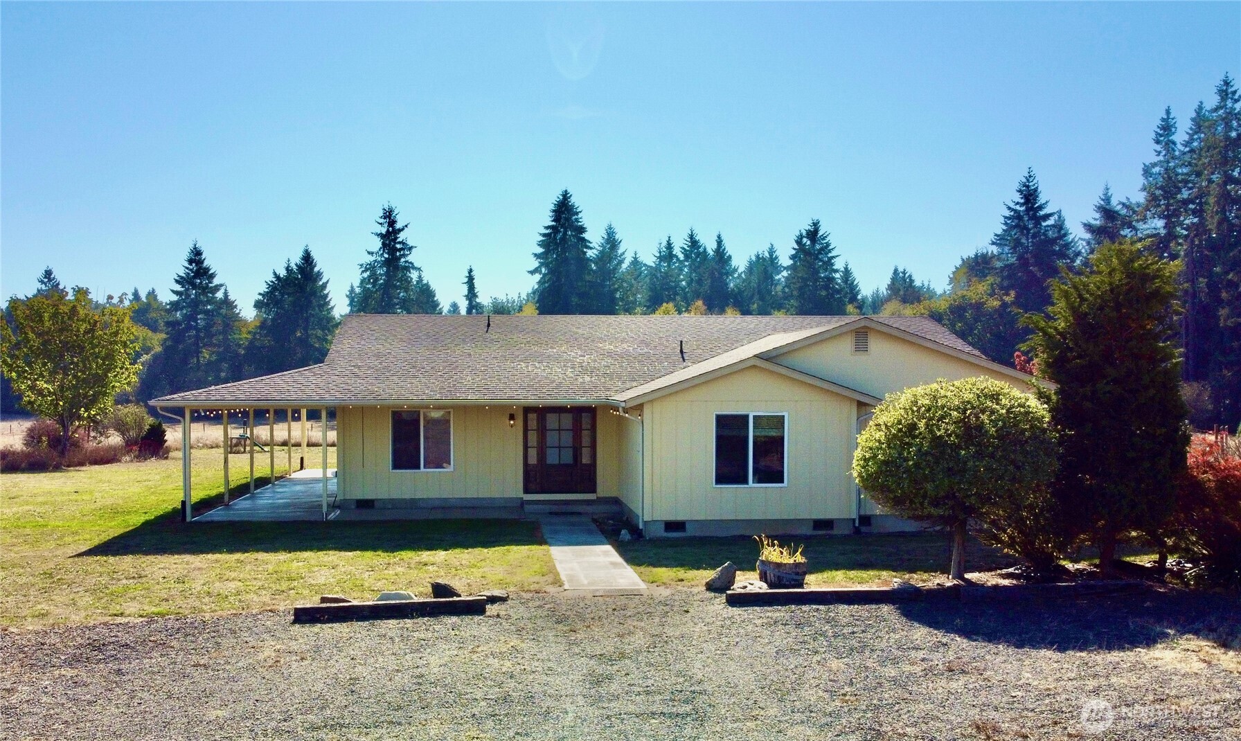 a view of a house with backyard and sitting area