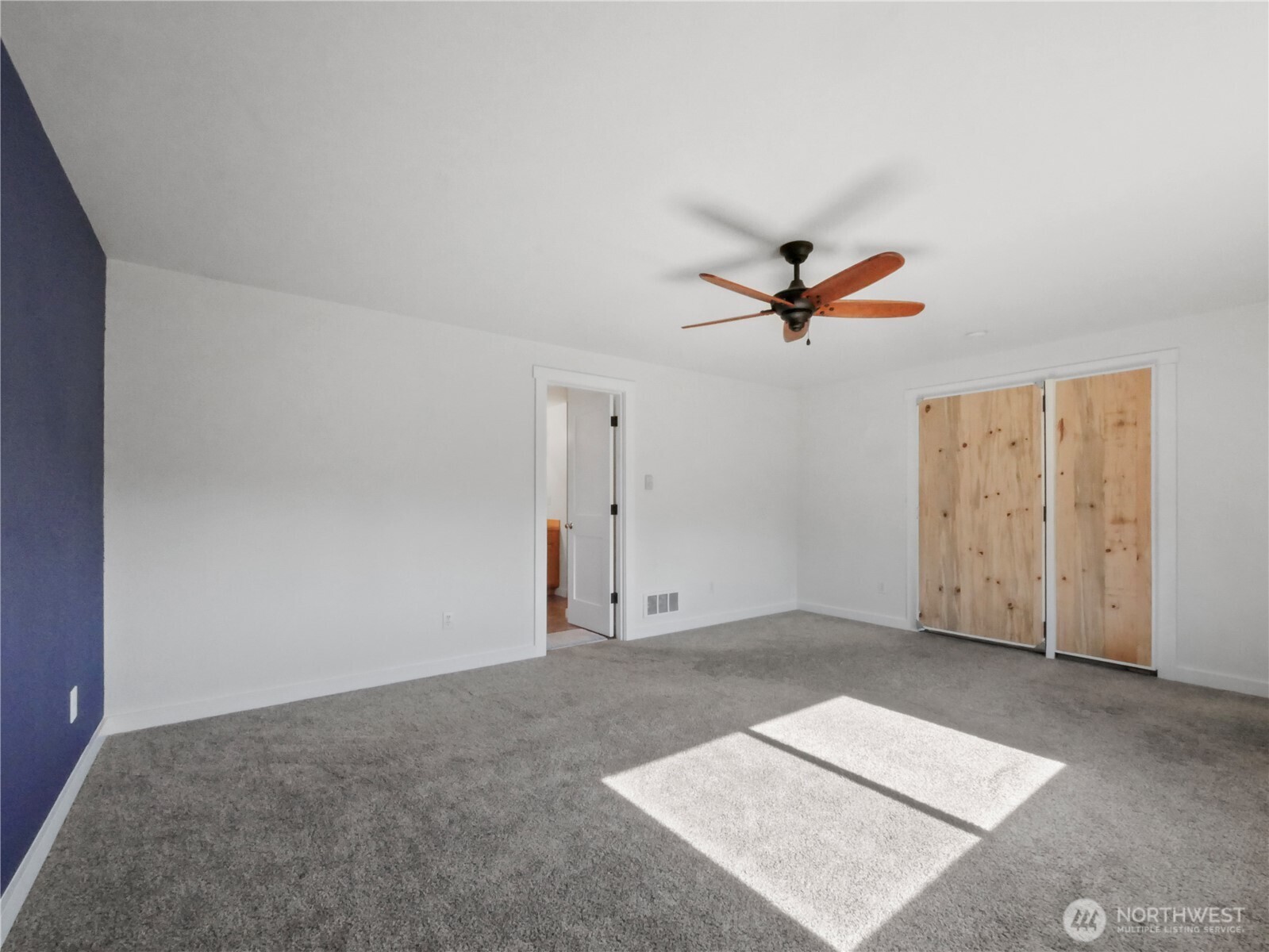 219 Jones Road Winlock, WA 98596 - Photo 21 of 35 an empty room with closet and ceiling fan