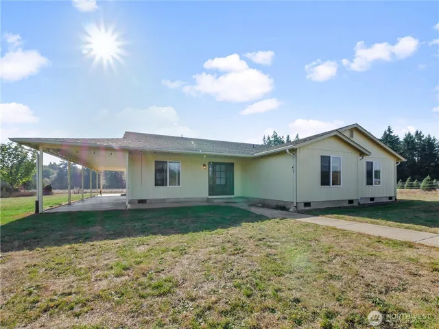 a view of a house with a backyard