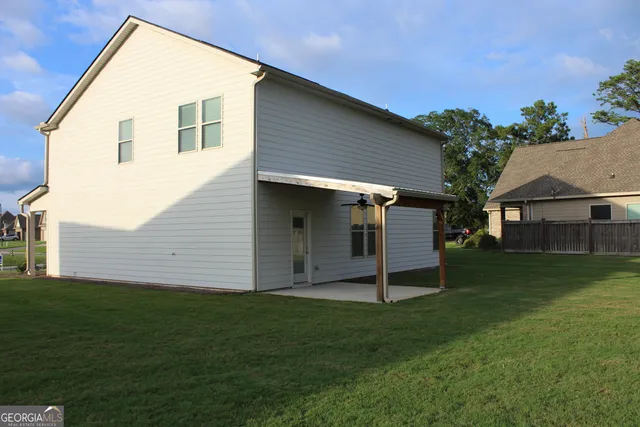 a view of a back yard of the house
